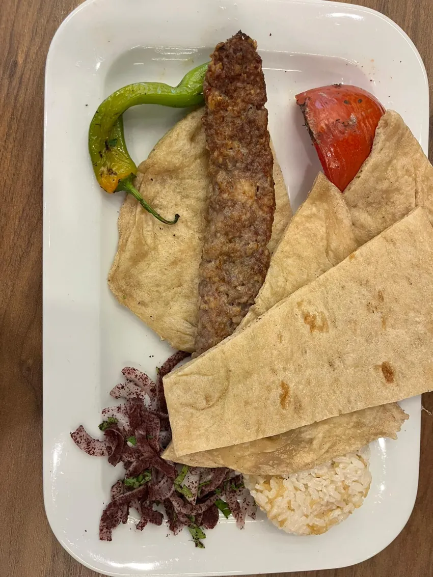 Adana kebap, lavaş ve közlenmiş sebzeler